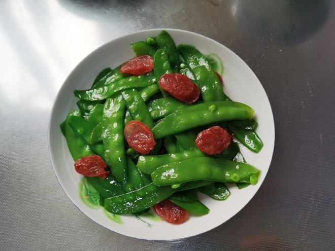 荷兰豆炒香肠(附荷兰豆青脆不变色的方法)