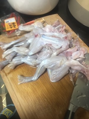 田鸡超市买来就已经杀好剥皮了,把它们再清水冲洗干净,改刀成小块